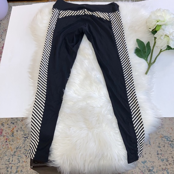 Athleta Black & White Sides Diagonal Striped Leggings Size Small - Picture 4 of 15